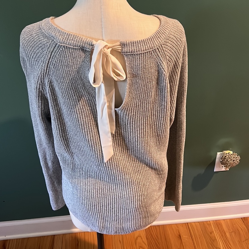 ❄️Gray Loft sweater‎ featuring tie ribbon on back.  Size L